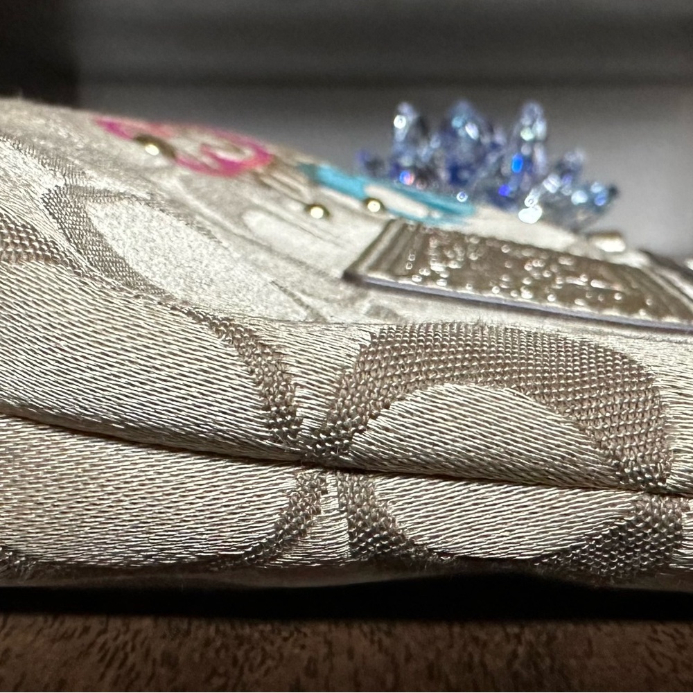 Coach NWOT Daisy Pop C Applique
Med Wristlet Bag - Picture 4 of 8